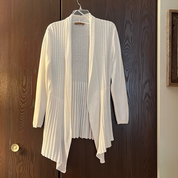 Belldini white sweater. Shorter in the back and longer in front. Size XL - Picture 1 of 7